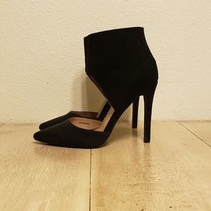 Journee Collection black pointed toe heels